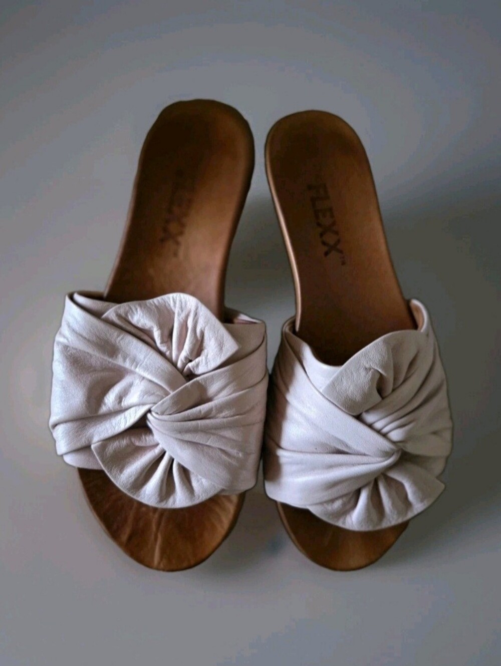 The Flexx Cream Leather Twist/Knot Slide Sandals, 7.5/8